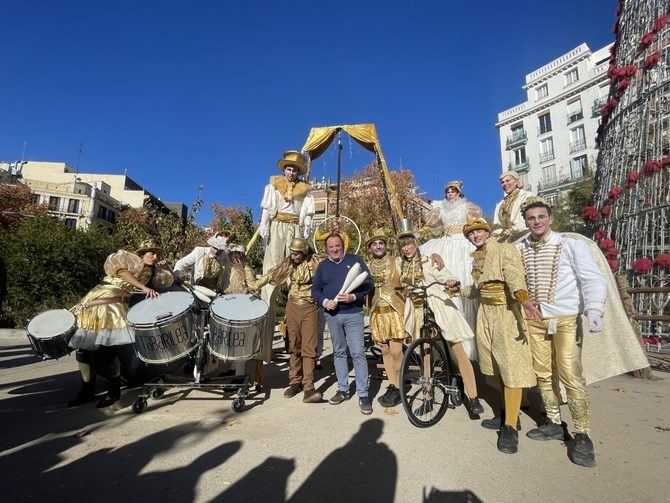 Los vecinos de Chamberí y el concejal del distrito, Jaime González Taboada, han podido disfrutar del espectáculo circense multidisciplinar para todos los públicos, ‘Disfruta del circo’, en la plaza de Olavide, dentro de la programación navideña del distrito.