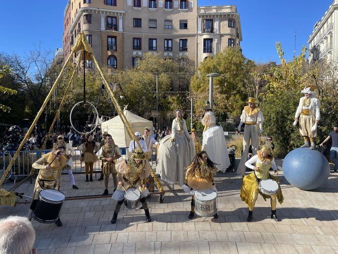 Este espectáculo ha contado, entre otras actividades, con un pasacalle, teatro-circo familiar, zancudos, acrobacias, música en directo y pirotecnia fría.