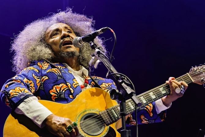 Treinta años después de su publicación, 'Aos Vivos' (1995), el álbum debut de Chico César y ya un clásico de la música brasileña, vuelve a cobrar vida sobre el escenario en una gira conmemorativa que pasará este sábado, 28 de marzo, por el auditorio Joaquín Rodrigo del centro cultural Eduardo Úrculo del distrito de Tetuán.