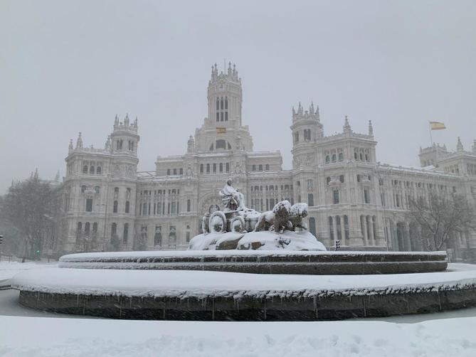 Los esfuerzos de los efectivos de la Comunidad y el Ayuntamiento de Madrid se van a centrar en limpiar de la red viaria los efectos del paso de Filomena por la región, motivo por el que se han suspendido las clases en toda la Comunidad y se recomienda en teletrabajo a los funcionarios cuya presencia no sea imprescindible.