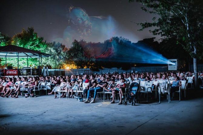 El cine vuelve a ocupar un lugar destacado en la 42ª edición de Veranos de la Villa, festival organizado por el Área de Cultura, Turismo y Deporte del Ayuntamiento de Madrid, con dos iniciativas que amplían las formas de disfrutar del séptimo arte.