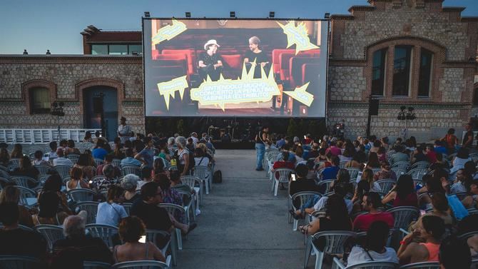 La plaza central de Matadero Madrid continúa convertida este mes de julio en una sala de cine al aire libre, con la 9ª edición de Cineplaza de Verano.