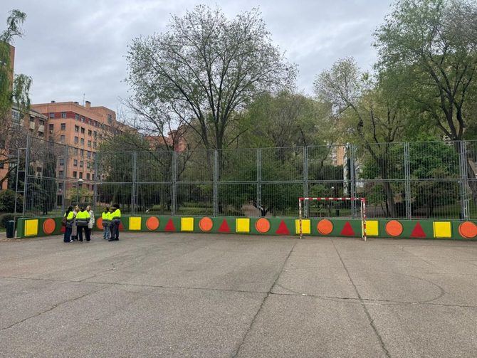 La Unidad Distrital de Colaboración (UDC) de Ciudad Lineal desarrolla, en coordinación con la junta municipal del distrito, el proyecto ‘Decora tu barrio’, para mejorar estéticamente las instalaciones deportivas elementales del distrito vandalizadas.