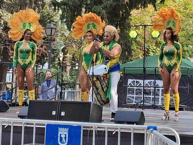 El Festival de Danzas y Músicas Hispanoamericanas de Ciudad Lineal se ha celebrado este sábado en el parque El Calero, organizado por la junta municipal del distrito.