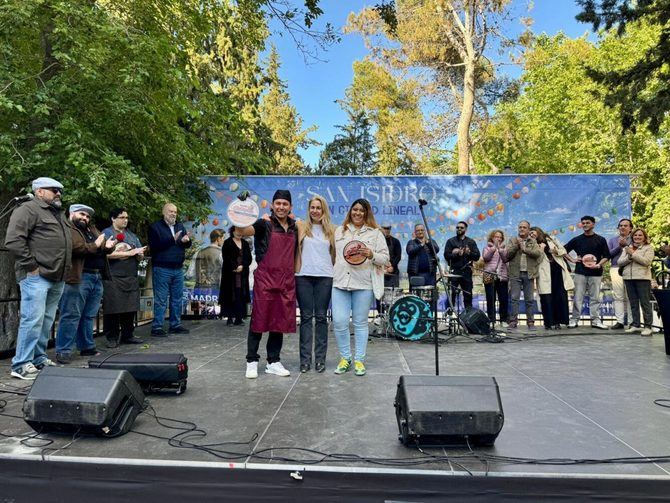 La concejala de Ciudad Lineal, Nadia Álvarez, ha entregado el gran premio al bar El Burro de Tacos II, del barrio de Quintana