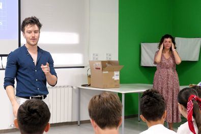 En la imagen, el Dr. García Mouronte, especialista en Dermatología del Centro Médico Quirónsalud Valdebebas, y la enfermera Natalia Torres, durante la charla en el CEIP Alfredo Di Stefano del distrito de Hortaleza.