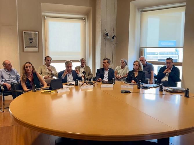 La Junta de Gobierno liderada por Herráez ha anunciado el inicio de la convocatoria de nuevas comicios, una cesión que se ha adoptado de manera unánime por el equipo de gobierno con el apoyo de la mayoría de grupos de la Junta de Representantes (Tu Coam, Unión Coam, Factoría AR y ADN y Punto) y de cinco exdecanos de la institución.
