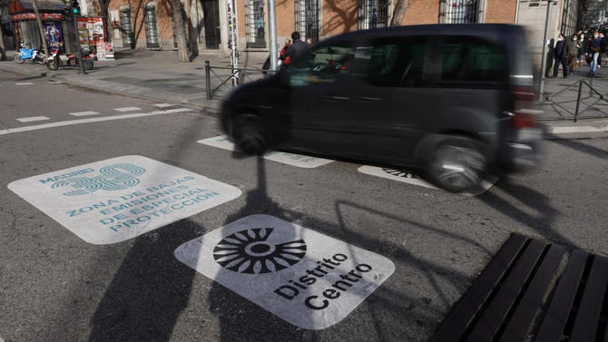 El Ayuntamiento de Madrid amplía hasta diciembre de 2026 la moratoria para vehículos sin etiqueta empadronados en la ciudad, afectando a unos 15,000 coches.