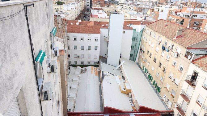 El barrio de Prosperidad, en el distrito de Chamartín, ha amanecido plagado de carteles contra la 'ruina y precariedad' que emparejan a las cocinas industriales, también conocidas como 'dark kitchen' o 'cocinas fantasmas'