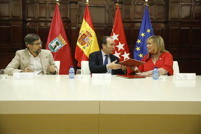 Carabante, en la firma de este lunes del plan para la difusión de información en materia de viviendas de uso turístico a las comunidades de propietarios.


