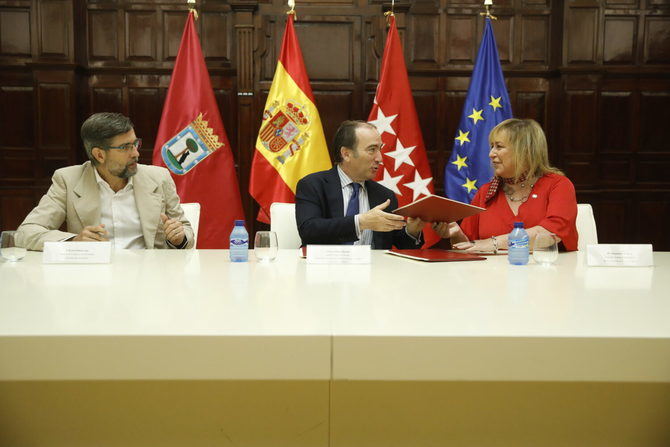 Carabante, en la firma de este lunes del plan para la difusión de información en materia de viviendas de uso turístico a las comunidades de propietarios.

