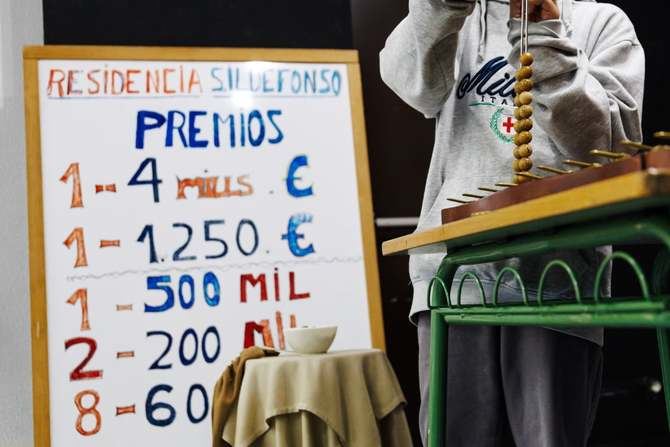 Las niñas y niños de San Ildefonso preparan el sorteo extraordinario de Navidad 2025, en la Residencia Internado San Ildefonso de Madrid.