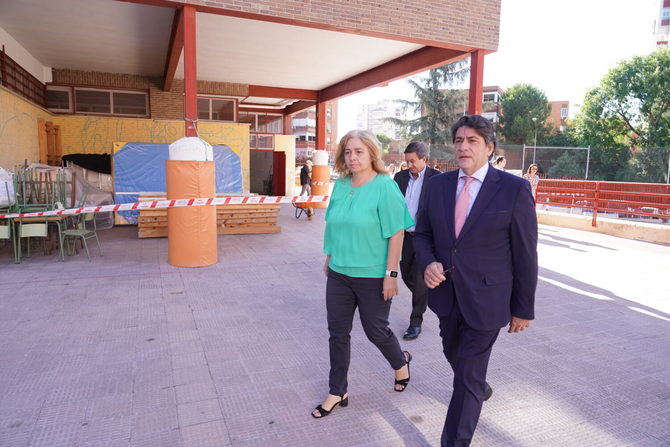 La vicealcaldesa de Madrid, Inma Sanz, junto al concejal del distrito de Hortaleza, David Pérez, ha visitado las obras que se están realizando en el CEIPSO Esperanza, en el barrio de Canillas, uno de siete centros educativos de este distrito donde se están acometiendo obras de reforma y mejora, a lo largo de este verano, con una inversión total municipal de un millón de euros.