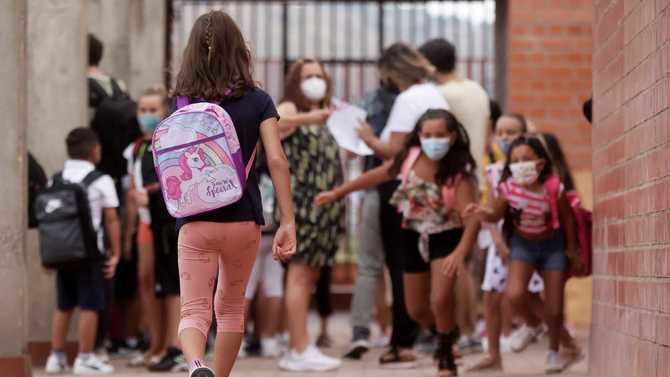 Los centros educativos deberán mantener las medidas que se pusieron en marcha en el inicio del presente curso escolar, como el uso obligatorio de mascarilla a partir de los seis años o la figura del coordinador COVID19.