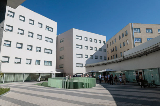 El proyecto se desarrolla en un moderno edificio de uso exclusivo situado en la calle de Manuel Tovar, 6, en el distrito de Fuencarral El Pardo, una zona consolidada y estratégicamente ubicada al norte de Madrid.