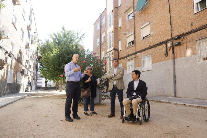 El delegado de Políticas de Vivienda, Álvaro González, acompañado del concejal de Moncloa-Aravaca, Borja Fanjul, durante su visita a la Colonia de Valdezarza, que será objeto de remodelaciones gracias al Plan Regenera.