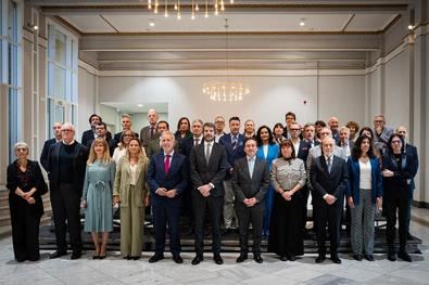 En la reunión han participado los más de 60 miembros que forman parte del Pleno de la Comisión, y que representan a instituciones de ámbito estatal, comunidades y ciudades autónomas, entes locales, organizaciones y fundaciones vinculadas a la Generación del 27.