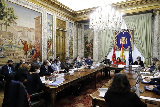 A este primer encuentro han asistido el consejero de Presidencia, Justicia e Interior de la Comunidad de Madrid, Enrique López; el delegado de Familias, Igualdad y Bienestar Social del Ayuntamiento de Madrid, Pepe Aniorte; el presidente de la Federación de Municipios de Madrid (FMM) y alcalde de Arganda del Rey, Guillermo Hita; la directora general de Programas de Protección Internacional y Atención Humanitaria, Miriam Benterrak; la directora general de Política Interior, Carmen López García; el jefe Superior de Policía de Madrid, Manuel Soto; el coronel jefe de la Comandancia de la Guardia Civil en Madrid, David Blanes; y representantes de Aena, Adif, Renfe y de la Estación Sur de Autobuses; además de ONG como Cruz Roja, Accem y Acnur.