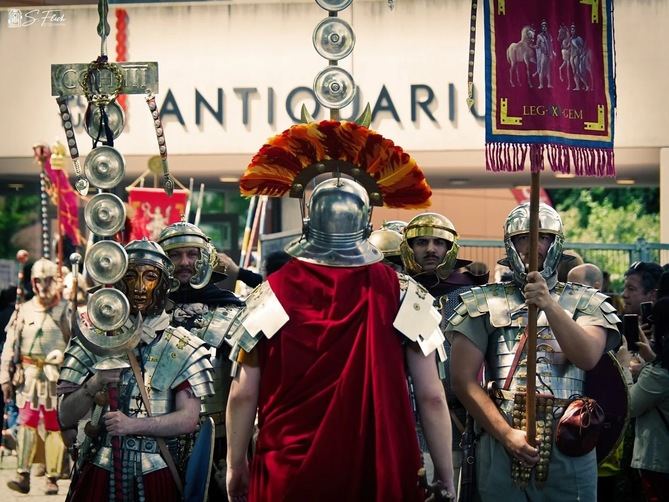 Uno de los momentos destacados será el desfile militar romano, que terminará en el campamento de recreación histórica que vuelve a ubicarse en la ciudad romana de Complutum, junto al Antiquarium Complutum, que, por primera vez, tendrá una duración de 12.00 a 24.00 horas del sábado 2 de mayo.