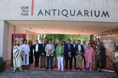 La presentación ha contado con la presencia de la teniente de alcaldesa y concejala de Turismo, Isabel Ruiz Maldonado, el teniente de alcalde Víctor Acosta, de los concejales de Patrimonio Histórico, Vicente Pérez, y de Fiestas y Tradiciones Populares, Antonio Saldaña.