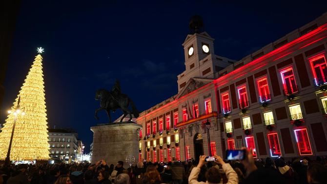 La Comunidad de Madrid proyectará los colores de la enseña nacional sobre la totalidad de la fachada de la Real Casa de Correos mediante un videomapping, con motivo del Día de la Constitución.