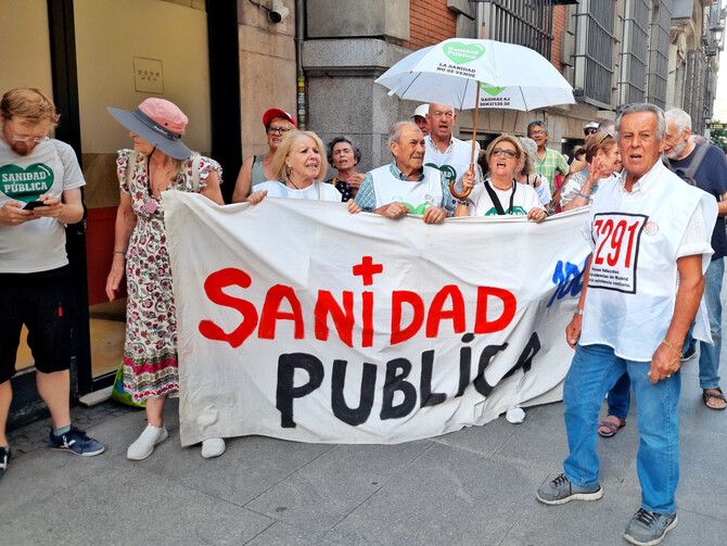 Vecinos convocan una concentración este jueves en el Ramón y Cajal, para pedir 'responsabilidades' por las listas de espera