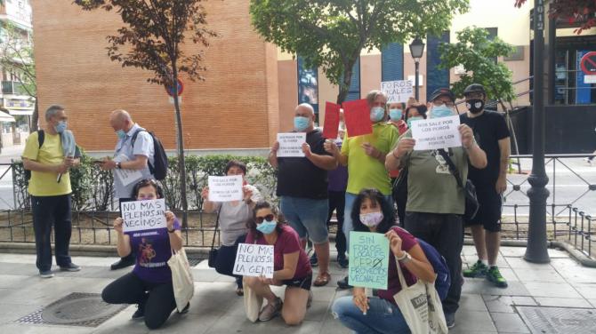 Vecinos del Foro Local de Villa de Vallecas se concentraron frente a la junta para pedir su participación en el pleno. 