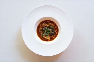 González ha conquistado al jurado con una magistral interpretación de los callos, una receta de raíz tradicional inspirada en los sabores de los abuelos, elevada gracias a la excelencia del producto, una cuidada limpieza y un sofrito de chorizo de León y compango asturiano.