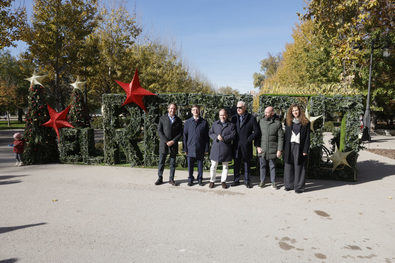 El delegado de Urbanismo, Medio Ambiente y Movilidad, Borja Carabante, acompañado por el concejal delegado de Limpieza y Zonas Verdes, José Antonio Martínez Páramo, y la concejala de Retiro, Andrea Levy, ha encendido este lunes este conjunto decorativo navideño, instalado en el paseo de México de los jardines del Buen Retiro.