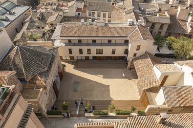 En estos 25 años, esta labor se ha traducido en la recuperación de 2.650 viviendas y actuaciones en 100 Bienes de Interés Cultural (BIC), contribuyendo a que el patrimonio histórico de Toledo continúe formando parte activa de la vida de la ciudad.