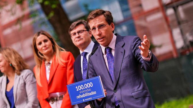 El alcalde de Madrid, José Luis Martínez-Almeida, ha instado al ministro a llevar a cabo el bloqueo de los casi 66.000 anuncios de viviendas de uso turístico (VUT), como partidario que es de 'estrangular la oferta ilegal desde las plataformas'.