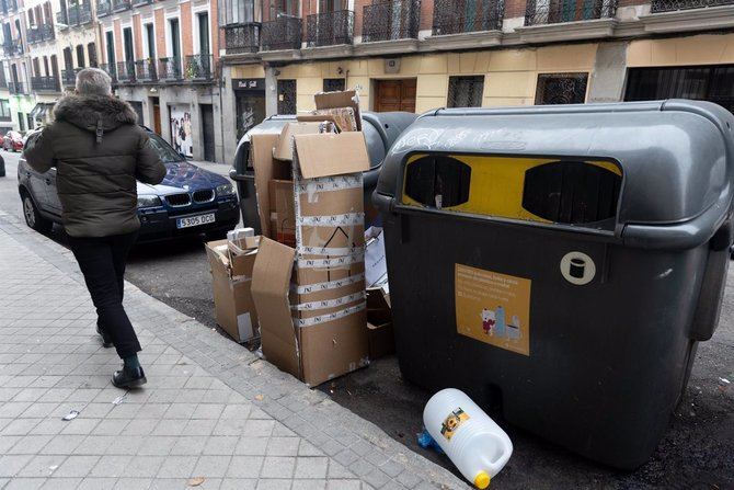 El Ayuntamiento de Madrid va a iniciar un proyecto piloto en el barrio de Zofío que contempla la sustitución del sistema de cubos domiciliarios por contenedores de 800 litros de capacidad instalados de manera permanente en la vía pública.