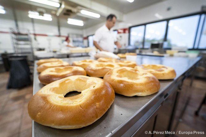Estéticamente se parece a los roscones de reyes, pero la corona es más pequeña, más esponjosa y menos dulce. El año pasado las pastelerías madrileñas estimaron unas ventas próximas a las 400.000 coronas de la Almudena.