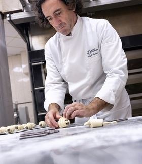 El repostero Miguel Moreno, propietario de Pan y Cacao en el distrito de Chamartín, confecciona sus croissants de manera artesanal con un proceso que dura tres días, donde plasma toda su creatividad para ofrecer siempre innovadoras variedades.