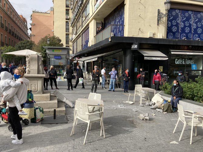 El comportamiento vandálico de unos individuos la noche del pasado viernes es el origen de los importantes destrozos en el Cruceiro situado en la plaza de Jacinto Benavente.