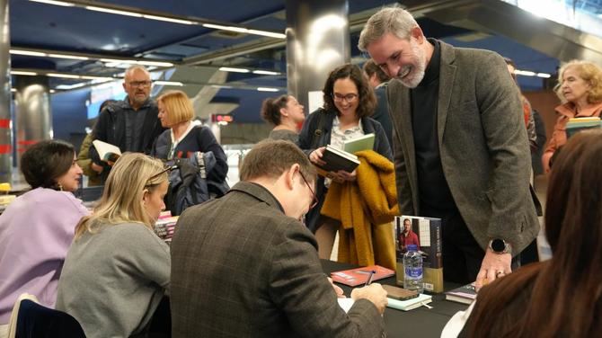 La Comunidad de Madrid ha llevado la esencia de la emblematica Cuesta de Moyano a la estacion de Metro de Nuevos Ministerios, donde se ha instalado una de sus clasicas casetas para que nueve reconocidos autores firmen ejemplares de sus obras a los viajeros durante toda la manana.