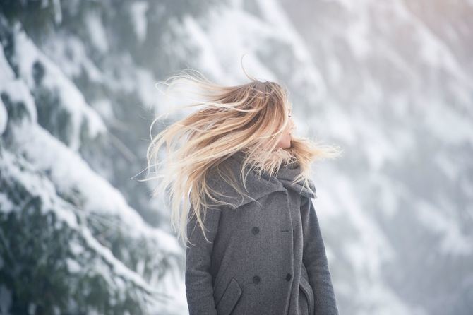 Durante los meses de invierno, la tarea de cuidar el cabello se vuelve tan importante como en otras estaciones del año, ya que el pelo se encuentra más expuesto debido a los cambios constantes de temperatura, el frío, la humedad o el viento.