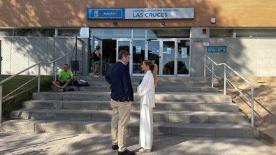 La concejala delegada de Deporte, Sonia Cea, y el concejal de Latina, Alberto González, han visitado este martes a los alumnos que participan en las actividades del Centro Deportivo Municipal Las Cruces.