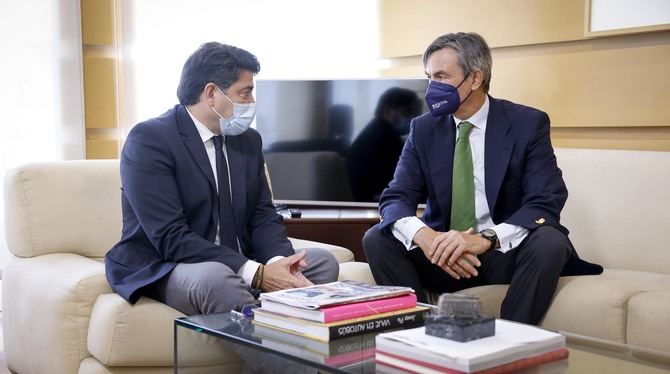 David Pérez, en una reunión con el presidente de Distrito Castellana Norte, Álvaro Aresti, ha abordado las actuaciones que Gobierno regional va a acometer para “estructurar una extensa red de transporte público” en la zona.