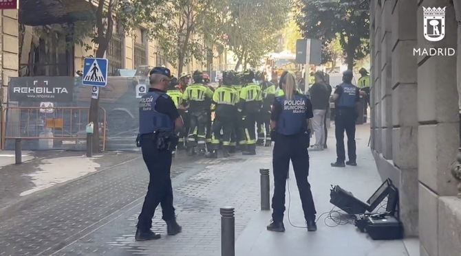 Hasta la calle del suceso, que se encuentra entre la plaza de Ópera y la puerta del Sol, se han desplazado también varias ambulancias y efectivos policiales, que han acordonado la zona.