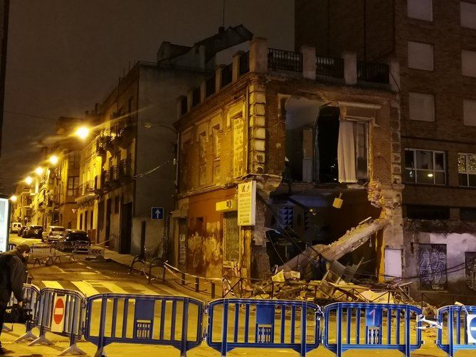 El inmueble se encuentra ubicado en la calle de Marqués de Viana, 4, esquina la calle de Araucaria, frente al Mercado Municipal de Tetuán, según informaba Emergencias Madrid.