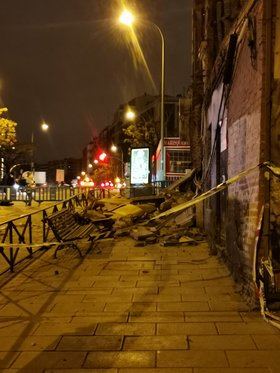 Se derrumba la fachada de un edificio de dos alturas deshabitado en Marqués de Viana