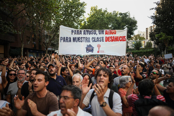 Cerca de 10.000 personas, según datos de la Delegación de Gobierno en Madrid, se han concentrado este miércoles frente al ático de Chamberí, que adquirió la Comunidad de Madrid, al grito de 'vergüenza', 'fuera fondos buitre', 'el ático para Maricarmen' y 'Ayuso dimisión', tras el desahucio de la vecina del distrito de Retiro.