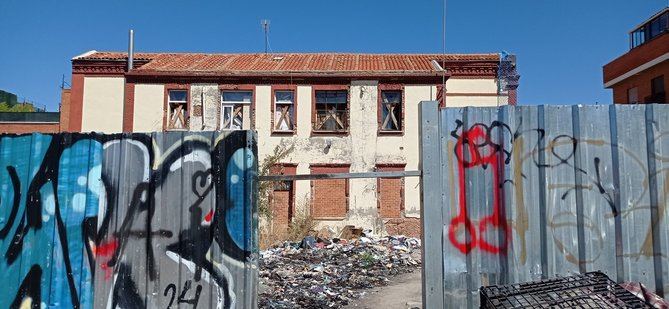 Este edificio ha sido escenario de varios sucesos y altercados a lo largo de los últimos años, el más reciente hace menos de un mes.