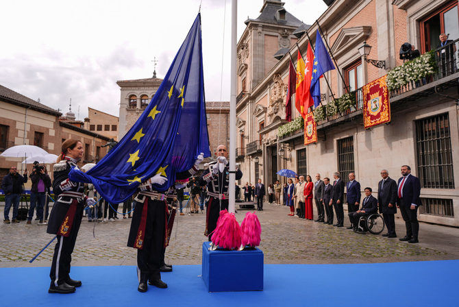 La Guardia de Gala de la Policía Municipal ha izado la bandera de la Unión Europea al son de la 'Oda a la Alegría', interpretada por la Banda de la Policía Municipal.