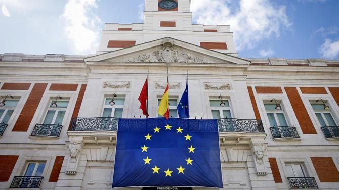 Con motivo de esta celebración, las noches de este jueves y viernes se iluminará de azul la fachada de la Real Casa de Correos, sede del Ejecutivo Autonómico, el color de la bandera europea. También se mantendrá izada la bandera que representa a los 27 estados miembros hasta el día 11 de mayo.