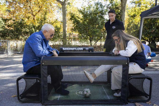 El parque de El Retiro se transforma en el epicentro del olimpismo con la celebración del primer Día del Deporte Olímpico, un evento organizado por el Ayuntamiento de Madrid en colaboración con el Comité Olímpico Español (COE), que bajo el lema ‘De la base al cielo’ quiere fomentar el deporte como herramienta de bienestar, inclusión y convivencia.