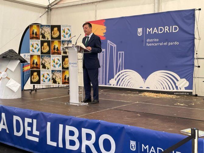 Este jueves, el concejal de Fuencarral El Pardo, José Antonio Martínez Páramo, ha iniciado una lectura continuada de 'El Quijote', organizada por la junta municipal dentro del programa de actos culturales de la II Feria del Libro del distrito.