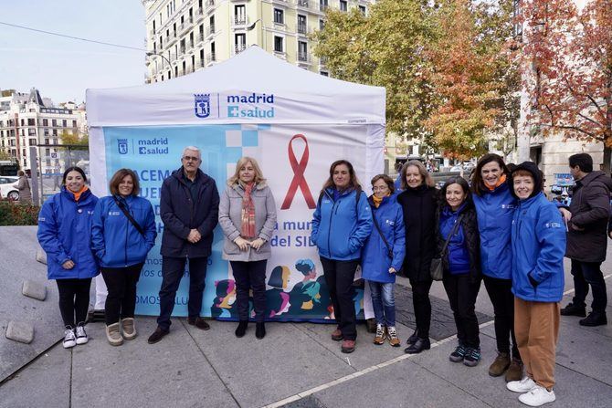 Visita de la vicealcaldesa y delegada de Seguridad y Emergencias, Inma Sanz, a la carpa de Madrid Salud con motivo del Día Mundial del Sida.