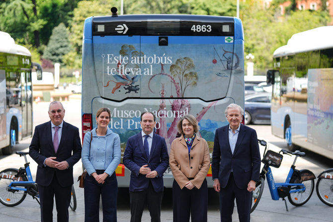 La iniciativa de la empresa municipal visibiliza el arte y destaca la enorme potencia visual que autobuses, marquesinas y bicicletas tienen en la ciudad. Esta acción se suma a otras iniciativas especiales con las que EMT Madrid ha celebrado fechas de especial relevancia en la vida de la ciudad.